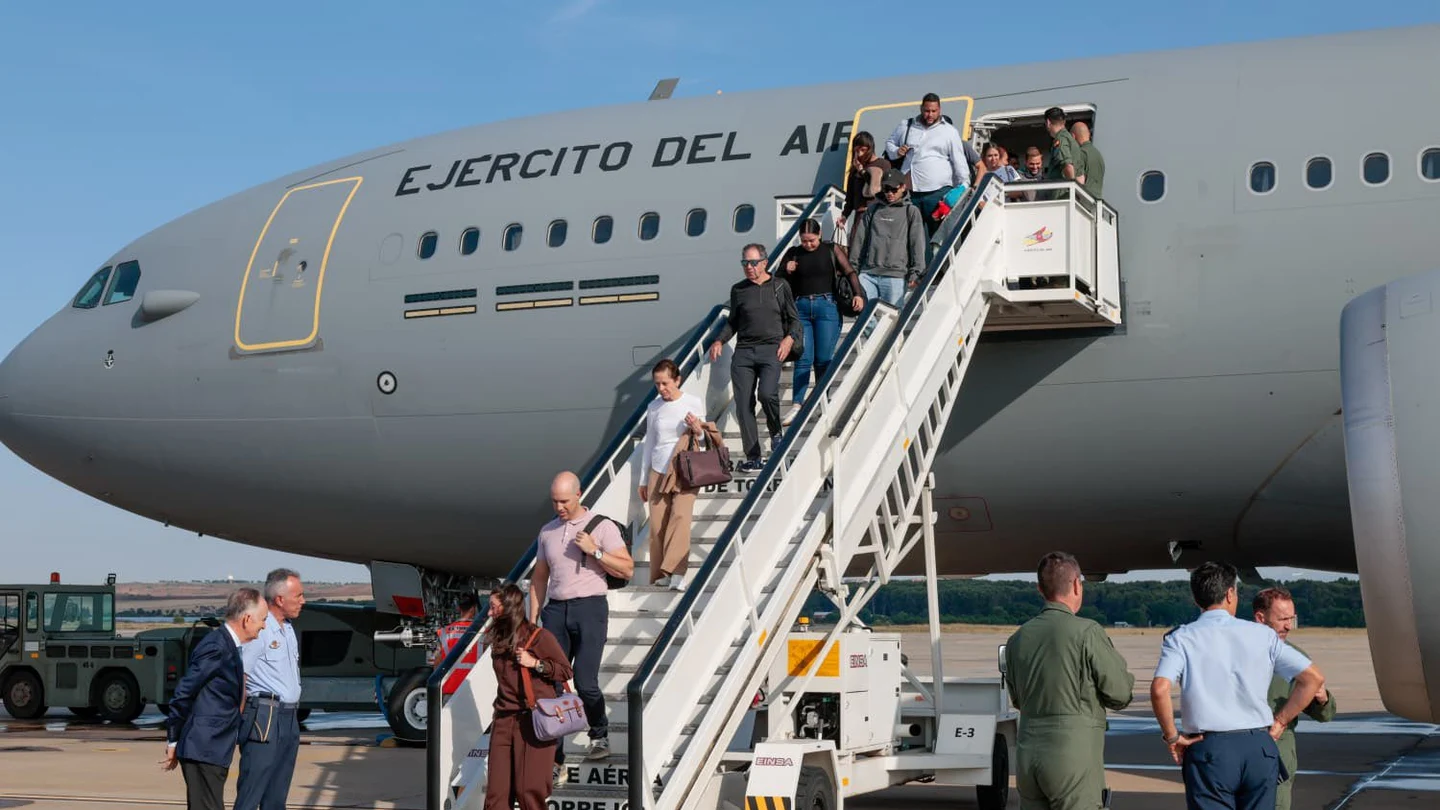 Aterrizan en Torrejón de Ardoz los primeros 76 españoles repatriados desde Venezuela. Aterrizan en Torrejón de Ardoz los primeros 76 españoles repatriados desde Venezuela.