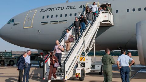 Aterrizan en Torrej&oacute;n de Ardoz los primeros 76 espa&ntilde;oles repatriados desde Venezuela.