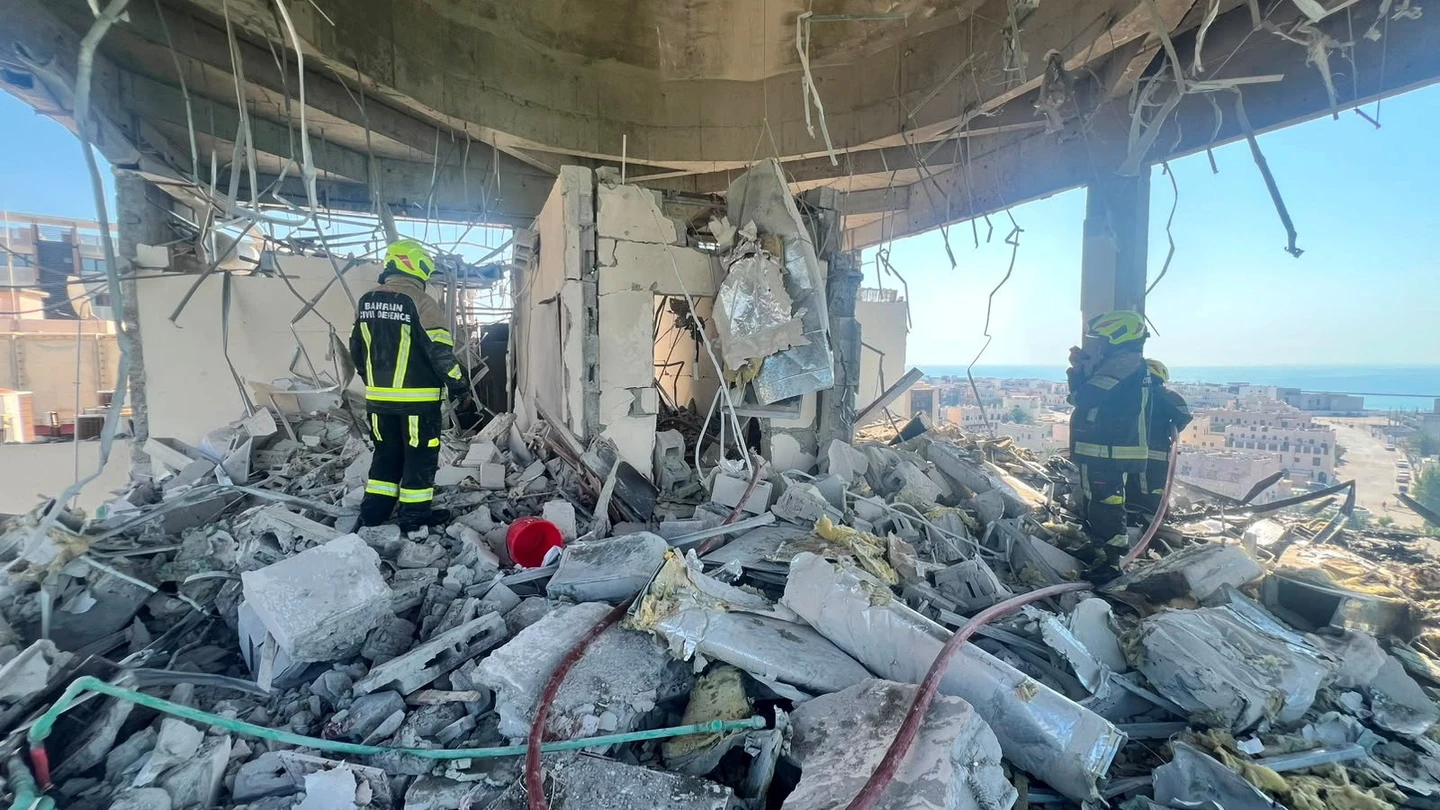 Un edificio residencial dañado, que según el Ministerio del Interior de Bahréin fue alcanzado por un dron iraní, en Muharraq. Un edificio residencial dañado, que según el Ministerio del Interior de Bahréin fue alcanzado por un dron iraní, en Muharraq.