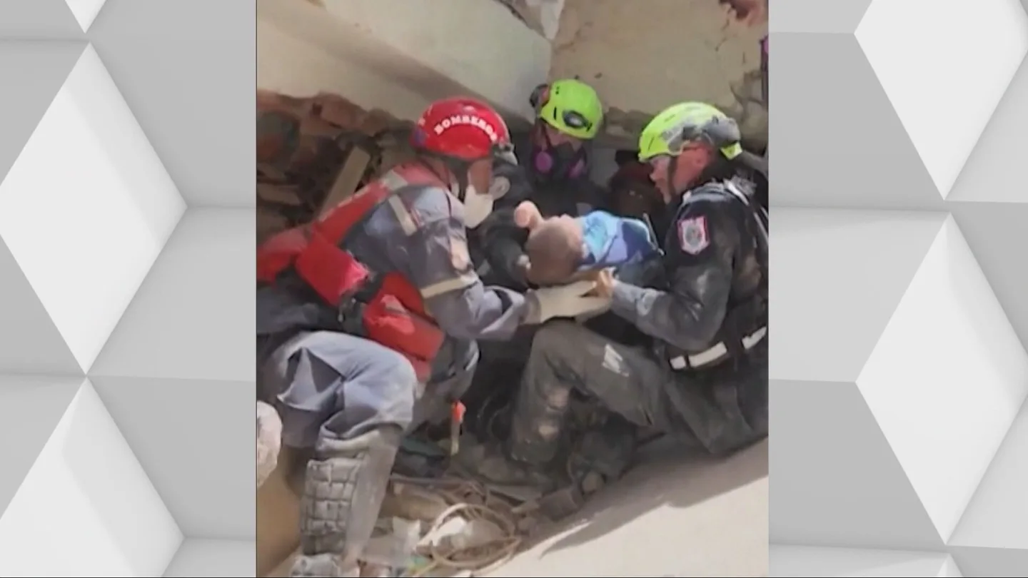 Momento del rescate de un bebé de nueve meses tras los terremotos en Venezuela Momento del rescate de un bebé de nueve meses tras los terremotos en Venezuela