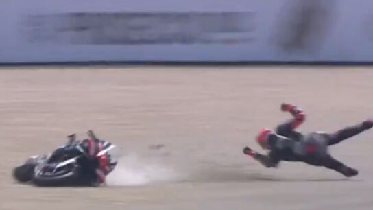 &iexcl;Escalofrante ca&iacute;da de Bezzecchi!: el piloto de Aprilia sale despedido de su moto en Assen 