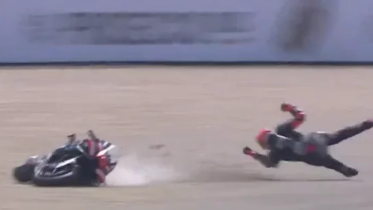 ¡Escalofrante caída de Bezzecchi!: el piloto de Aprilia sale despedido de su moto en Assen ¡Escalofrante caída de Bezzecchi!: el piloto de Aprilia sale despedido de su moto en Assen