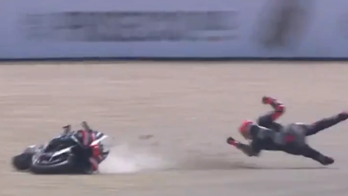 ¡Escalofrante caída de Bezzecchi!: el piloto de Aprilia sale despedido de su moto en Assen ¡Escalofrante caída de Bezzecchi!: el piloto de Aprilia sale despedido de su moto en Assen