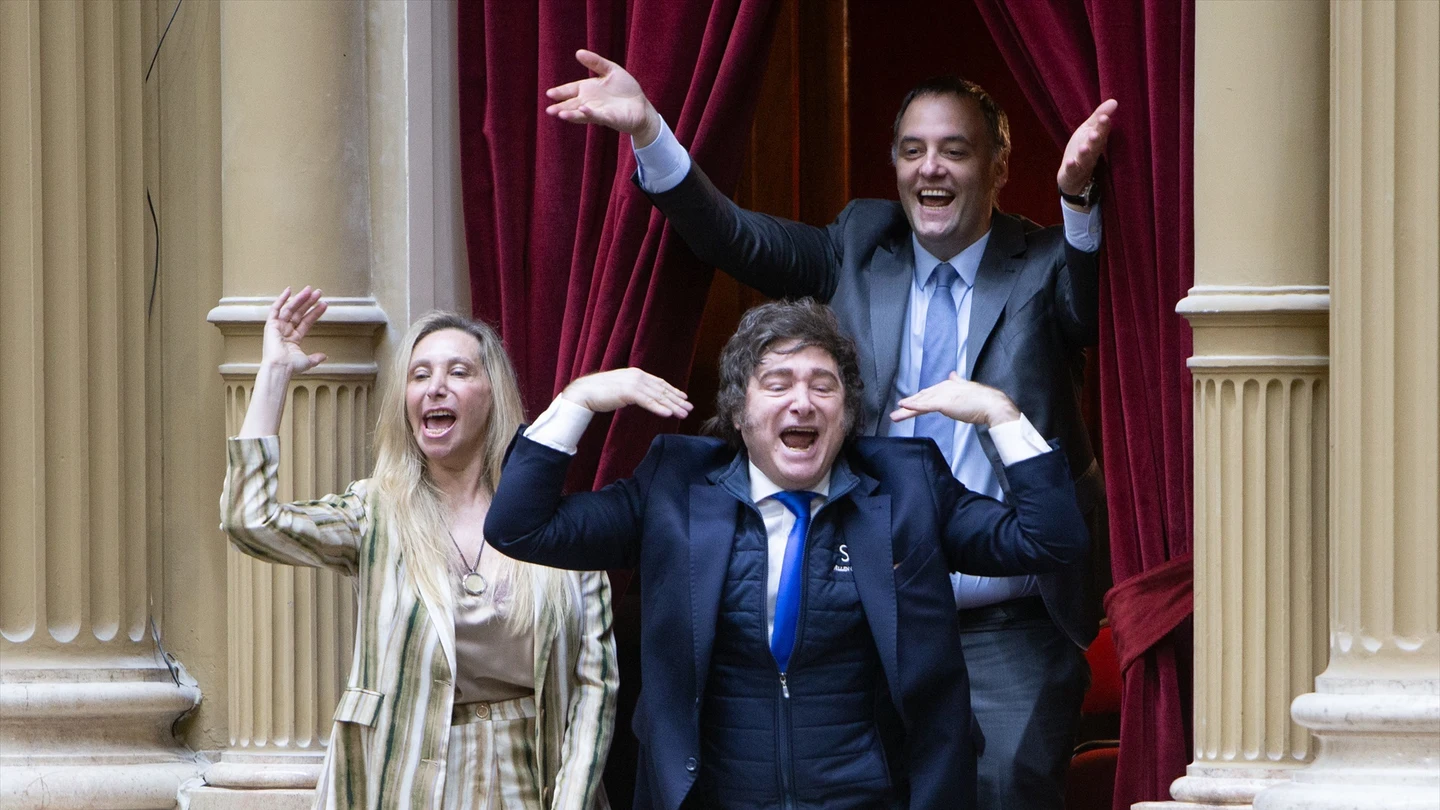 El presidente de Argentina, Javier Milei, y la secretaria presidencial, Karina Milei, junto con el ya exjefe de gabinete, Manuel Adorni. El presidente de Argentina, Javier Milei, y la secretaria presidencial, Karina Milei, junto con el ya exjefe de gabinete, Manuel Adorni.