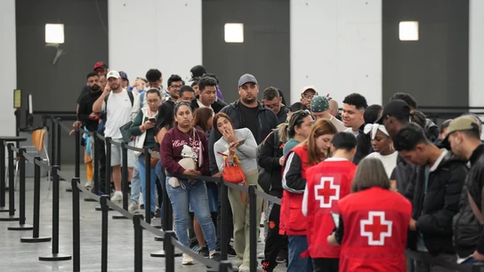 Decenas de migrantes hacen cola en el pabellón 2 del recinto de Montjuïc de Fira de Barcelona, a 6 de mayo de 2026, en Barcelona, Catalunya (España). Decenas de migrantes hacen cola en el pabellón 2 del recinto de Montjuïc de Fira de Barcelona, a 6 de mayo de 2026, en Barcelona, Catalunya (España).