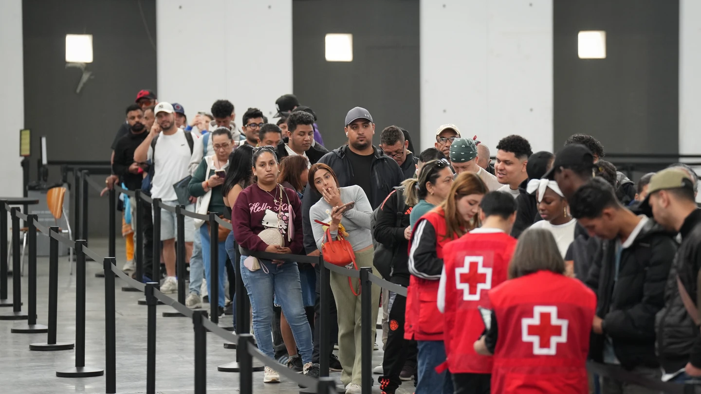 Decenas de migrantes hacen cola en el pabellón 2 del recinto de Montjuïc de Fira de Barcelona, a 6 de mayo de 2026, en Barcelona, Catalunya (España). Decenas de migrantes hacen cola en el pabellón 2 del recinto de Montjuïc de Fira de Barcelona, a 6 de mayo de 2026, en Barcelona, Catalunya (España).