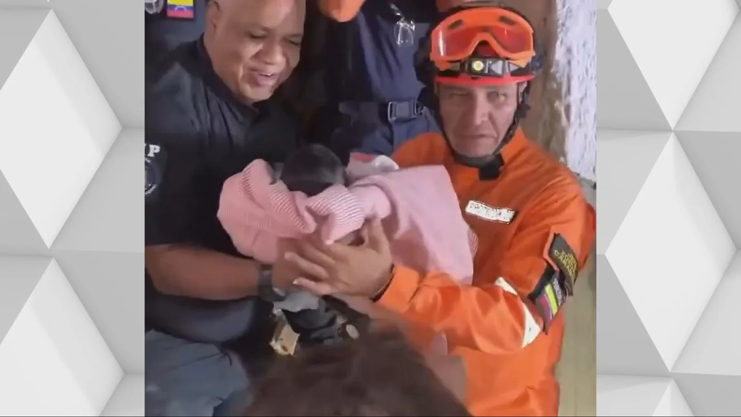 "Caí como en un hueco incrustada con mi bebé en el pecho": el rescate de una madre y su hijo de 18 días da esperanza en una Venezuela bajo los escombros "Caí como en un hueco incrustada con mi bebé en el pecho": el rescate de una madre y su hijo de 18 días da esperanza en una Venezuela bajo los escombros