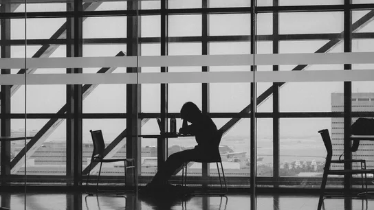 Una persona, trabajando en su oficina Una persona, trabajando en su oficina