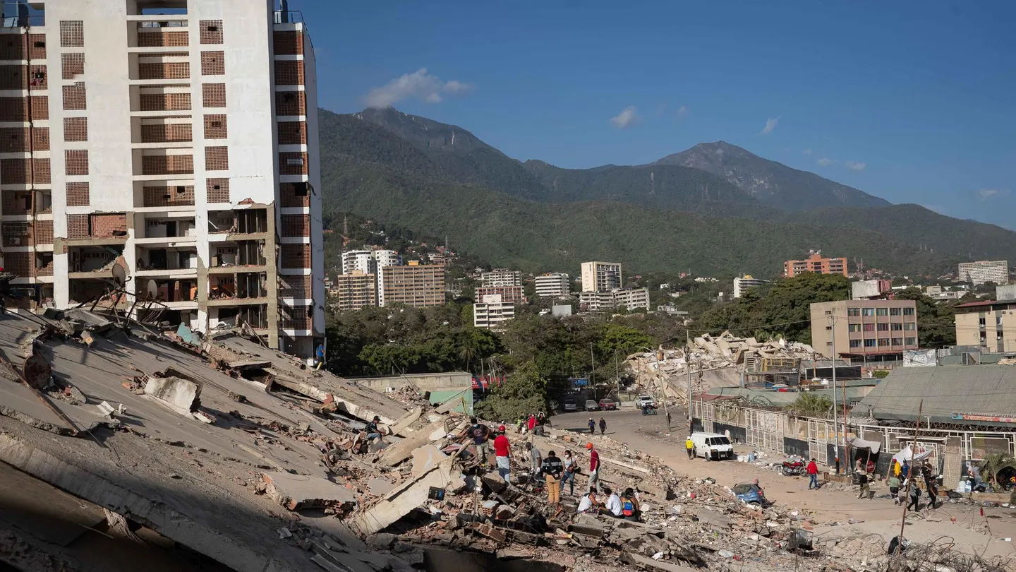 Personas observan los escombros de un edificio en La Guaira, Venezuela Personas observan los escombros de un edificio en La Guaira, Venezuela