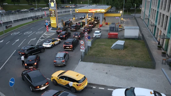 Largas colas en una gasolinera de Moscú (Rusia) Largas colas en una gasolinera de Moscú (Rusia)