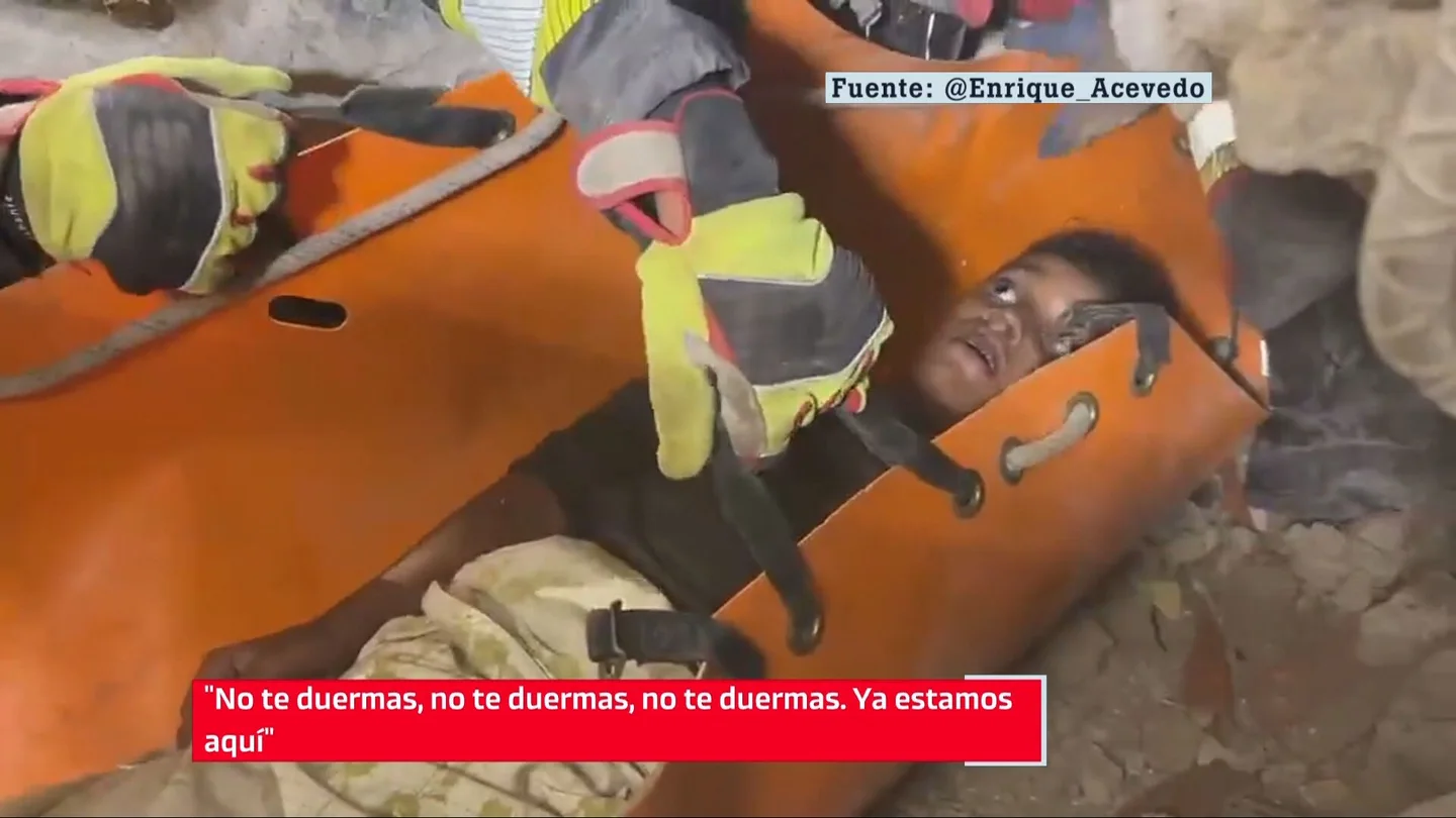 El angustioso rescate de un niño de 11 años tras 72 horas entre los escombros en Venezuela: "No te duermas, ya estamos aquí" El angustioso rescate de un niño de 11 años tras 72 horas entre los escombros en Venezuela: "No te duermas, ya estamos aquí"
