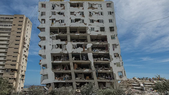 Una persona transita frente a un edificio destruido por los terremotos, este domingo, en Catia La Mar (Venezuela). Una persona transita frente a un edificio destruido por los terremotos, este domingo, en Catia La Mar (Venezuela).