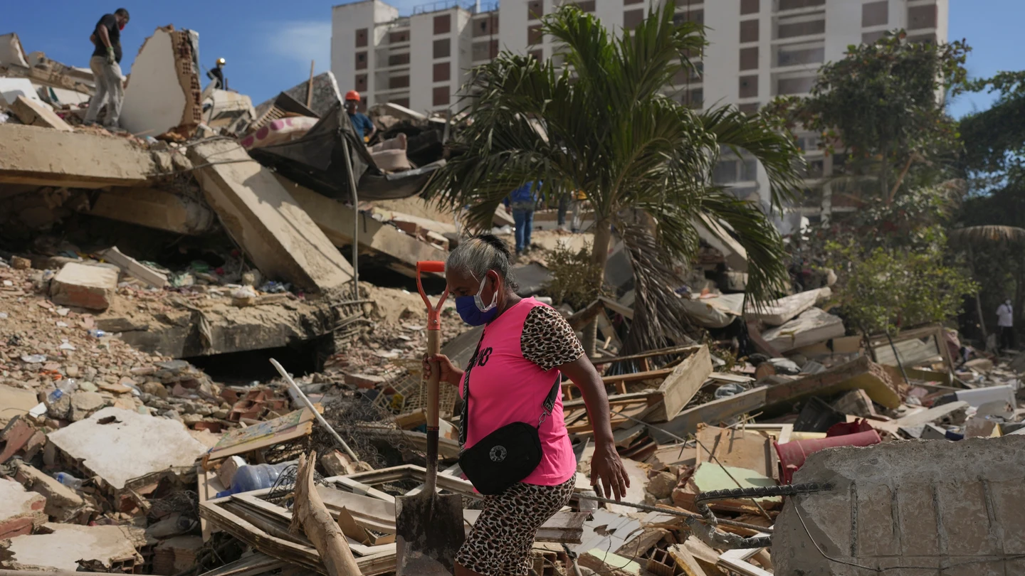 Residentes buscan entre los escombros de un edificio que se derrumbó tras los terremotos que azotaron La Guaira, Venezuela Residentes buscan entre los escombros de un edificio que se derrumbó tras los terremotos que azotaron La Guaira, Venezuela