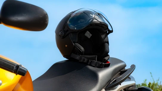 Así debes equiparte para evitar las nuevas multas de hasta 200 euros en moto Así debes equiparte para evitar las nuevas multas de hasta 200 euros en moto