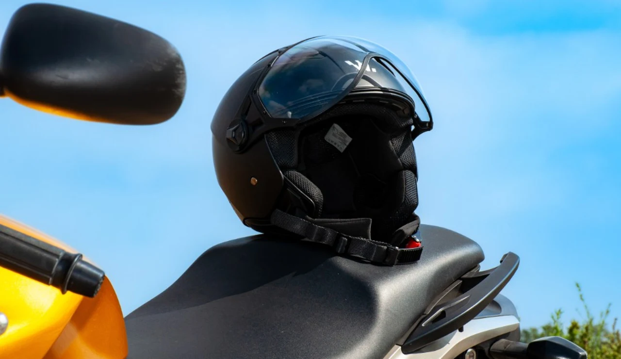 Así debes equiparte para evitar las nuevas multas de hasta 200 euros en moto