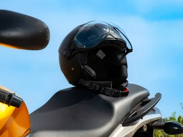 Así debes equiparte para evitar las nuevas multas de hasta 200 euros en moto Así debes equiparte para evitar las nuevas multas de hasta 200 euros en moto