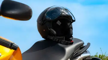 Así debes equiparte para evitar las nuevas multas de hasta 200 euros en moto Así debes equiparte para evitar las nuevas multas de hasta 200 euros en moto