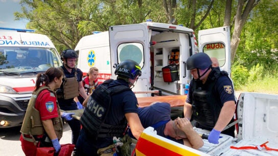 Los servicios de emergencia de Ucrania, tras un ataque en la ciudad de Dnipr&oacute;