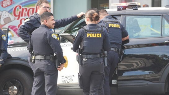 La Polic&iacute;a en la escena de un tiroteo en San Diego, California