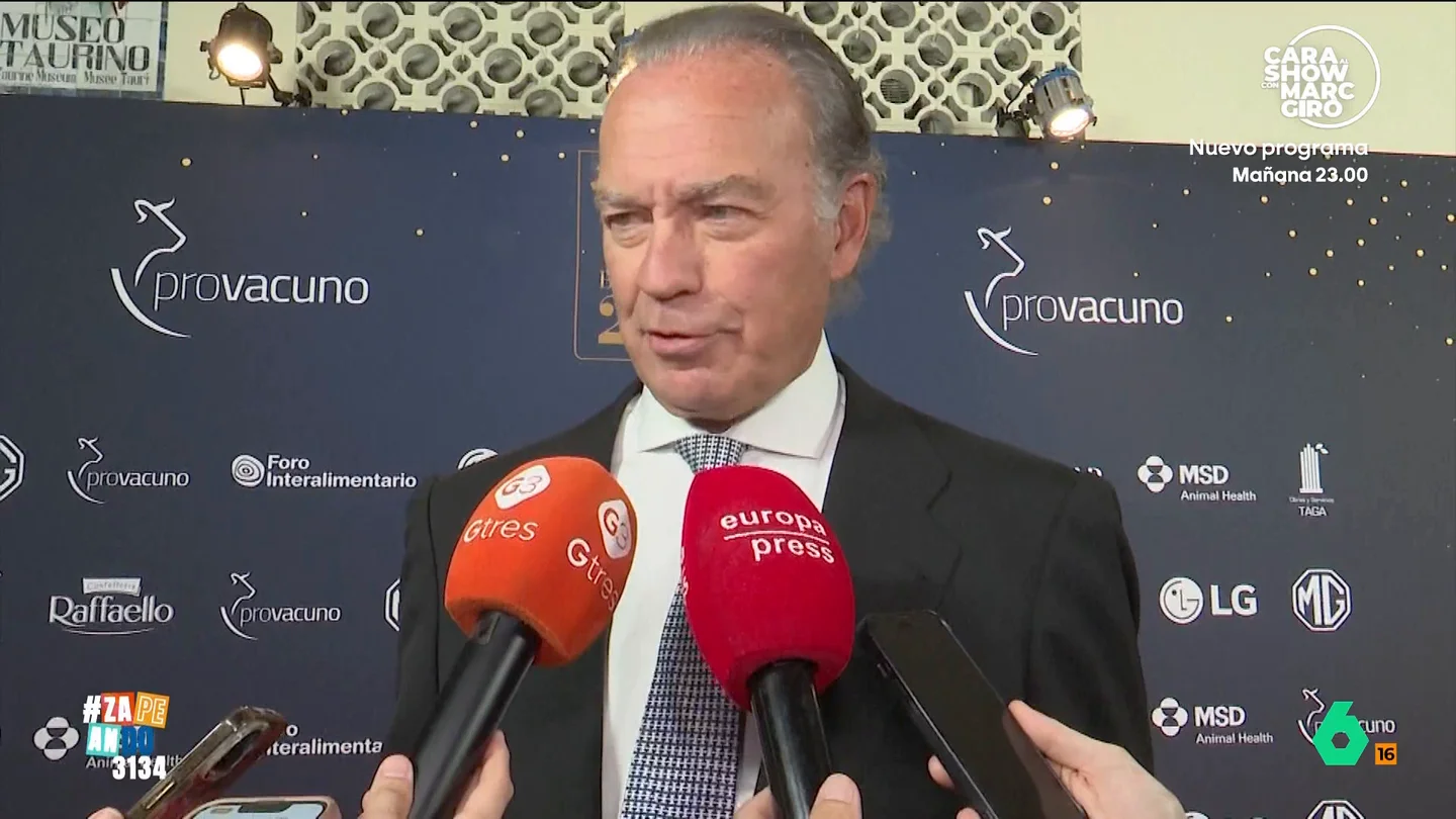 Bertín Osborne responde a las críticas sobre su compañía telefónica: "Me la soplan..." El artista ha lanzado Española de Telefonía y ha recibido muchas críticas por ello. Este no ha dudado en exponer qué opina de esas críticas y, además, lo ha hecho equivocándose en el nombre de su empresa.