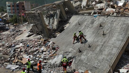 Equipos de rescate del Ej&eacute;rcito mexicano buscan personas atrapadas entre los escombros en La Guaira