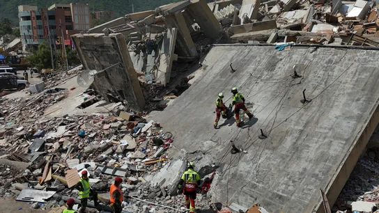 Equipos de rescate del Ejército mexicano buscan personas atrapadas entre los escombros en La Guaira Equipos de rescate del Ejército mexicano buscan personas atrapadas entre los escombros en La Guaira