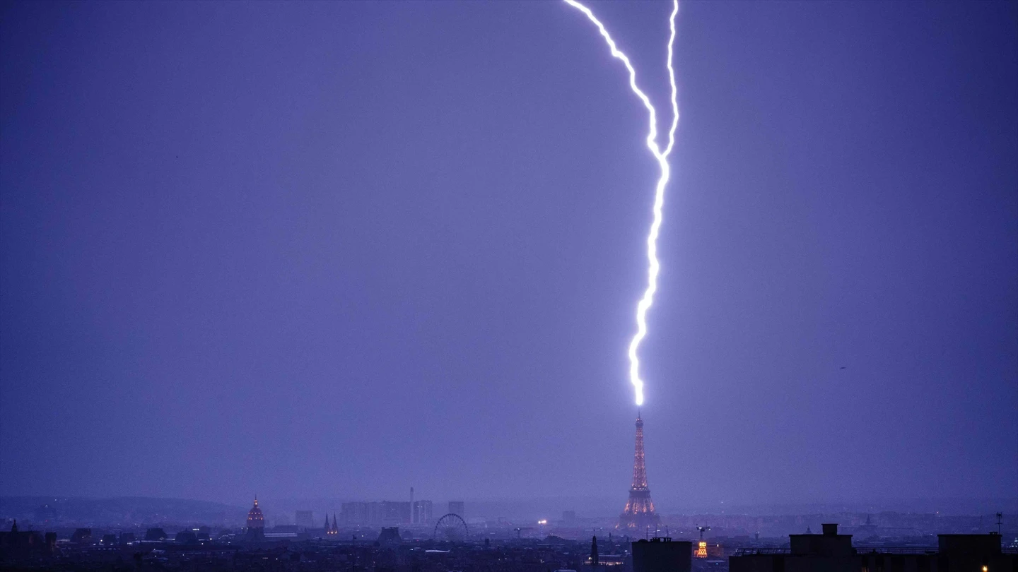 Un rayo impacta sobre la Torre Eiffel de París Un rayo impacta sobre la Torre Eiffel de París