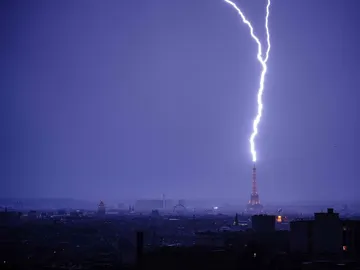 Un rayo impacta sobre la Torre Eiffel de París Un rayo impacta sobre la Torre Eiffel de París