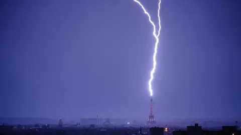 Un rayo impacta sobre la Torre Eiffel de París Un rayo impacta sobre la Torre Eiffel de París
