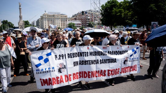 Varias personas portan pancarta con lema 'Marea de residencias exige justicia' durante una manifestaci&oacute;n por el desmantelamiento del sistema sanitario p&uacute;blico