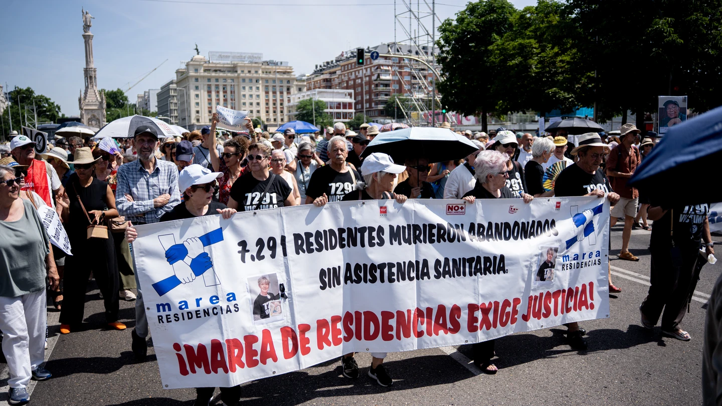 Varias personas portan pancarta con lema 'Marea de residencias exige justicia' durante una manifestación por el desmantelamiento del sistema sanitario público Varias personas portan pancarta con lema 'Marea de residencias exige justicia' durante una manifestación por el desmantelamiento del sistema sanitario público