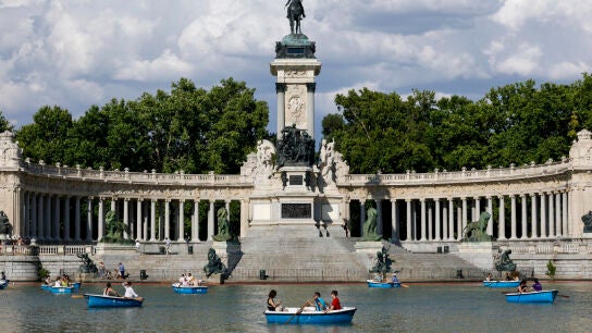 Varias personas montan en barca este domingo en el lago del madrile&ntilde;o parque de El Retiro.