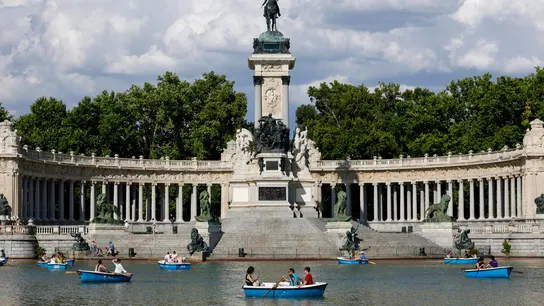Varias personas montan en barca este domingo en el lago del madrileño parque de El Retiro. Varias personas montan en barca este domingo en el lago del madrileño parque de El Retiro.