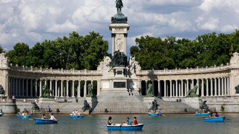 Varias personas montan en barca este domingo en el lago del madrile&ntilde;o parque de El Retiro.