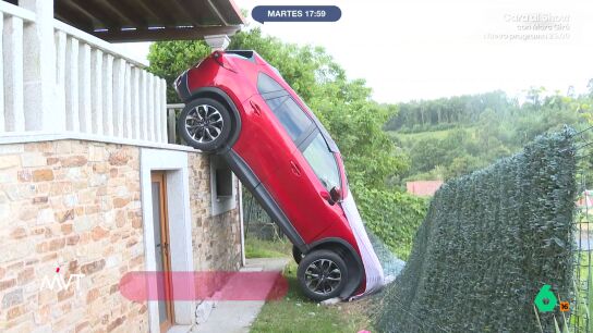 El due&ntilde;o suele aparcar su coche en el porche y, esa ma&ntilde;ana, cree que un fallo del veh&iacute;culo provoc&oacute; que este terminara suspendido en el balc&oacute;n. El due&ntilde;o del coche pudo salir solo del mismo.