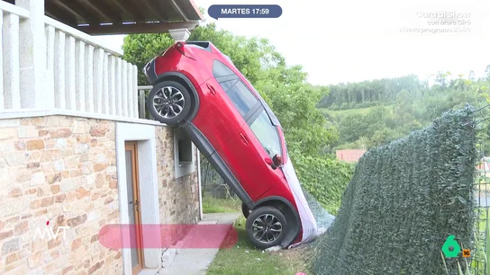Un coche acaba colgado de un balcón en Oleiros, A Coruña: podría ser un fallo de los frenos El dueño suele aparcar su coche en el porche y, esa mañana, cree que un fallo del vehículo provocó que este terminara suspendido en el balcón. El dueño del coche pudo salir solo del mismo.