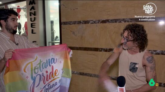 Isma Ju&aacute;rez se ha desplazado hasta este municipio de Murcia para repartir banderas LGTBI entre los vecinos del municipio despu&eacute;s de que PP y Vox hayan vetado los actos del Orgullo en la ciudad. 