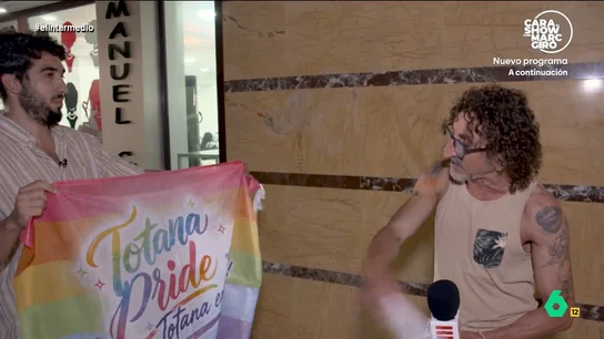 Un concejal independiente de Totana rechaza la bandera LGTBI de El Intermedio: "No quiero ni esa ni ninguna" Isma Juárez se ha desplazado hasta este municipio de Murcia para repartir banderas LGTBI entre los vecinos del municipio después de que PP y Vox hayan vetado los actos del Orgullo en la ciudad.