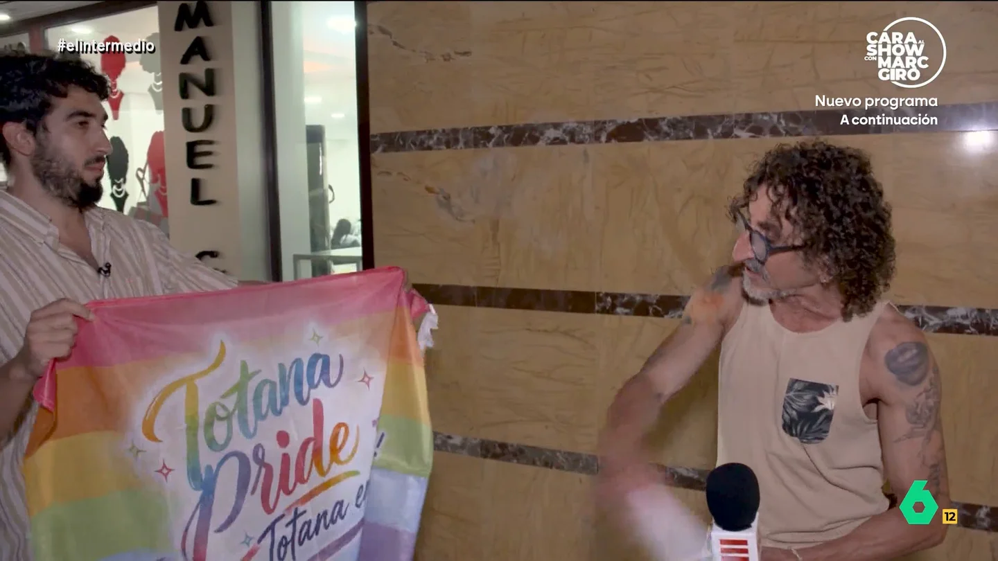 Un concejal independiente de Totana rechaza la bandera LGTBI de El Intermedio: "No quiero ni esa ni ninguna" Isma Juárez se ha desplazado hasta este municipio de Murcia para repartir banderas LGTBI entre los vecinos del municipio después de que PP y Vox hayan vetado los actos del Orgullo en la ciudad.