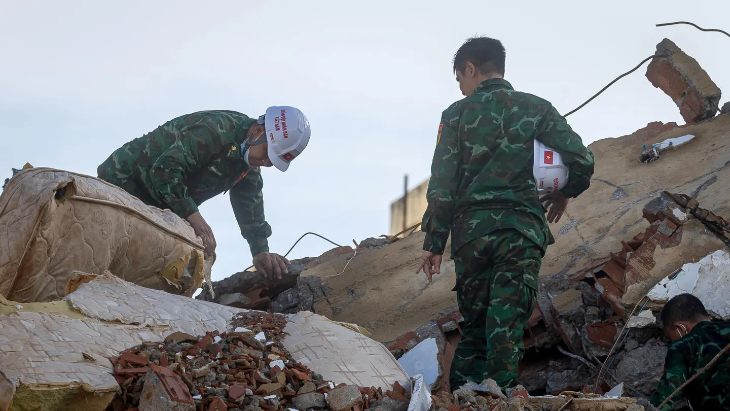 Rescatistas de Vietnam caminan este martes sobre escombros de edificaciones destruidas en Catia La Mar, La Guaira (Venezuela) Rescatistas de Vietnam caminan este martes sobre escombros de edificaciones destruidas en Catia La Mar, La Guaira (Venezuela)