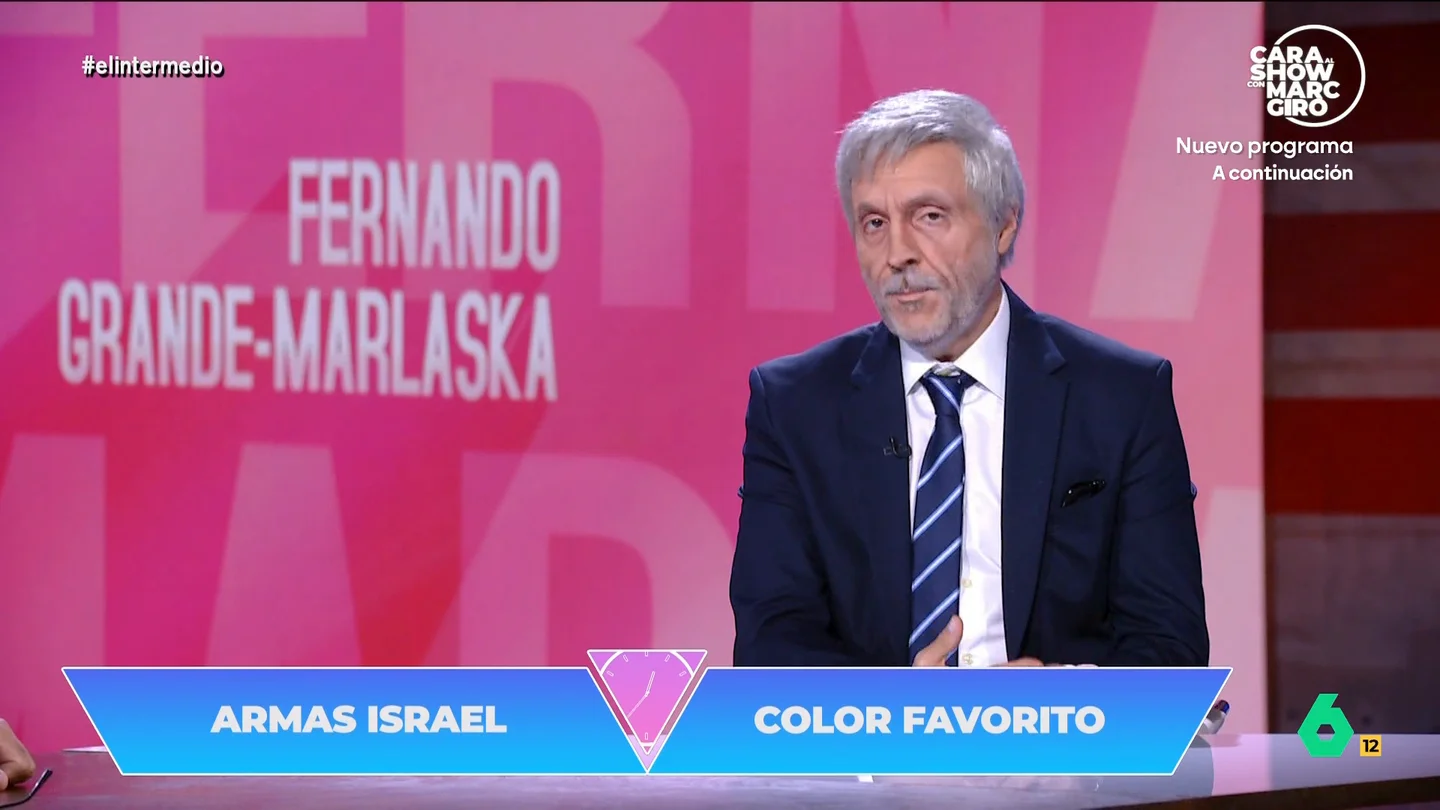 'Grande-Marlaska', sobre su cambio de versión sobre Leire Díez y la Guardia Civil: "Se basa en la teoría de los multiversos" Raúl Pérez se convierte en el ministro del Interior para que aclare diversas cuestiones en torno a las polémicas que le rodean. Los encargados de plantear esas preguntas son ciudadanos anónimos.