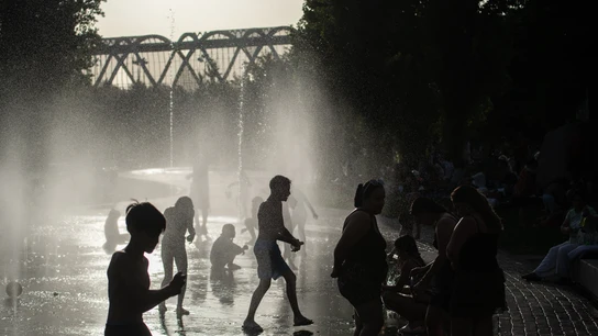 Varias personas se refrescan en las fuentes de Madrid Río Varias personas se refrescan en las fuentes de Madrid Río