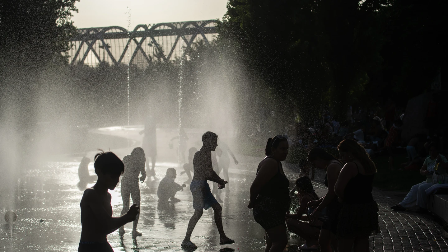 Varias personas se refrescan en las fuentes de Madrid Río Varias personas se refrescan en las fuentes de Madrid Río