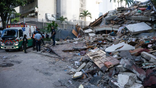 Integrantes de la Protecci&oacute;n Civil de Venezuela participan este jueves, en las labores de remoci&oacute;n de escombros y b&uacute;squeda de sobrevivientes entre edificios colapsados por los terremotos, durante un operativo de rescate en el municipio de Chacao, en el este de Caracas (Venezuela).