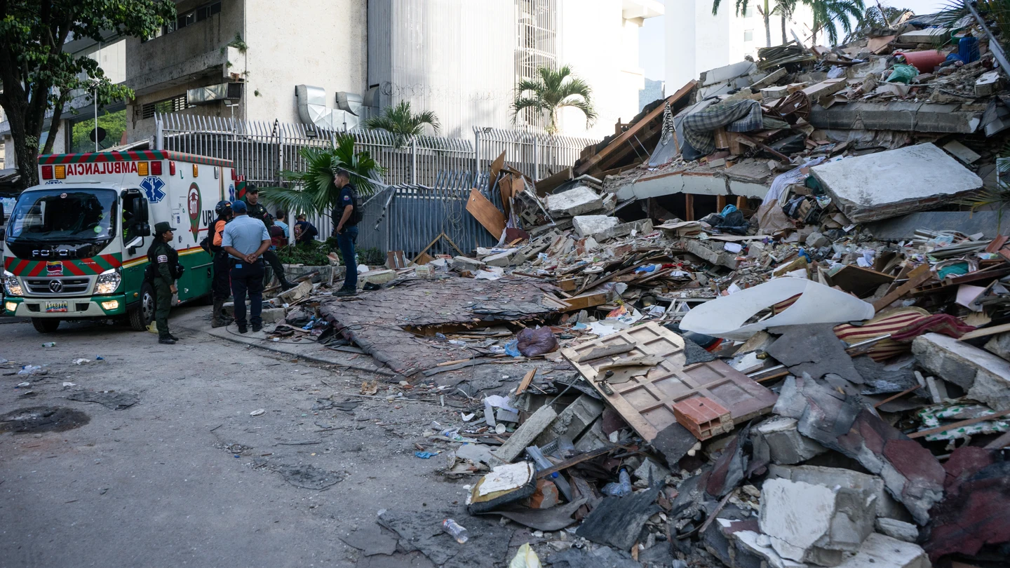Integrantes de la Protección Civil de Venezuela participan este jueves, en las labores de remoción de escombros y búsqueda de sobrevivientes entre edificios colapsados por los terremotos, durante un operativo de rescate en el municipio de Chacao, en el este de Caracas (Venezuela). Integrantes de la Protección Civil de Venezuela participan este jueves, en las labores de remoción de escombros y búsqueda de sobrevivientes entre edificios colapsados por los terremotos, durante un operativo de rescate en el municipio de Chacao, en el este de Caracas (Venezuela).