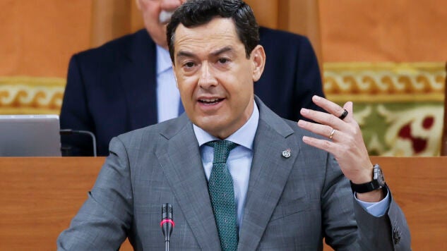 El presidente de la Junta de Andaluc&iacute;a en funciones y candidato a la reelecci&oacute;n, Juanma Moreno, interviene durante la segunda jornada del Pleno de investidura en el Parlamento de Andaluc&iacute;a, este martes.