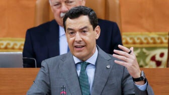 El presidente de la Junta de Andaluc&iacute;a en funciones y candidato a la reelecci&oacute;n, Juanma Moreno, interviene durante la segunda jornada del Pleno de investidura en el Parlamento de Andaluc&iacute;a, este martes.