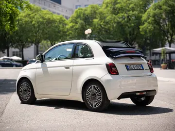 El Fiat 500 Híbrido recibe el toque de distinción que necesitaba: la versión más refinada ya está disponible y por menos de 20.000 euros El Fiat 500 Híbrido recibe el toque de distinción que necesitaba: la versión más refinada ya está disponible y por menos de 20.000 euros