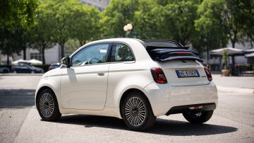 El Fiat 500 H&iacute;brido recibe el toque de distinci&oacute;n que necesitaba: la versi&oacute;n m&aacute;s refinada ya est&aacute; disponible y por menos de 20.000 euros