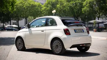 El Fiat 500 Híbrido recibe el toque de distinción que necesitaba: la versión más refinada ya está disponible y por menos de 20.000 euros El Fiat 500 Híbrido recibe el toque de distinción que necesitaba: la versión más refinada ya está disponible y por menos de 20.000 euros